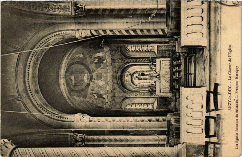Carte postale ancienne Anzy le Duc Le Choeur de l'Eglise à Anzy-le-Duc