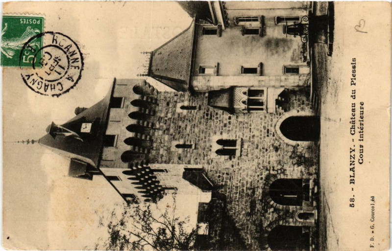 Carte postale ancienne Blanzy Chateau du Plessis Cour intérieure à Blanzy