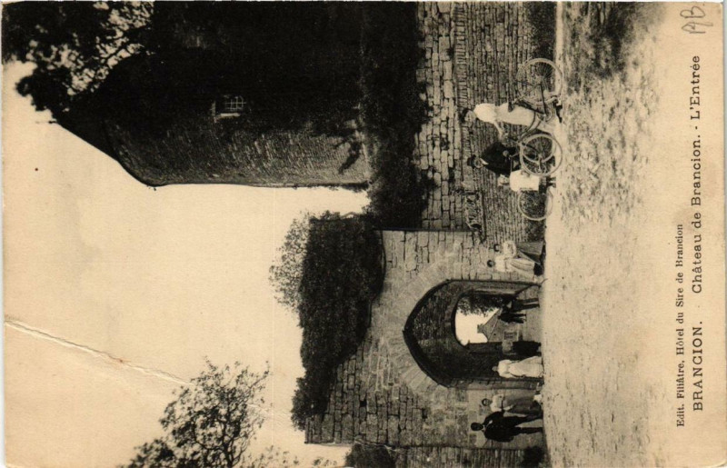 Carte postale ancienne Brancion Chateau de Brancion L'Entrée à Château