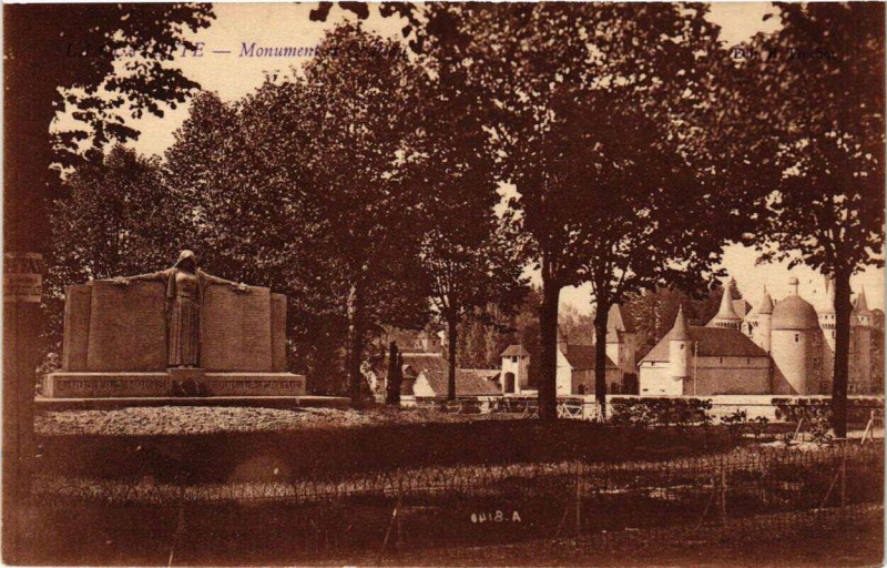 Carte postale ancienne La Clayette Monument et Chateau à Château