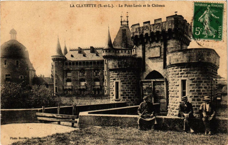 Carte postale ancienne La Clayette Le Pont Levis et le Chateau à Château