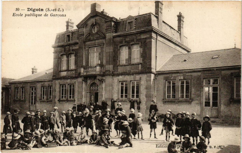 Carte postale ancienne Digoin Ecole publique de Garcons à Digoin