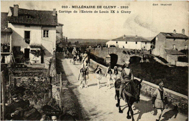 Carte postale ancienne Cluny Cortege de l'Entrée de Louis Ix a Cluny à Cluny