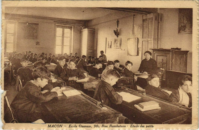 Carte postale ancienne Macon Ecole Ozanam France