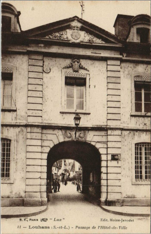 Carte postale ancienne Louhans Passage de l'Hotel de Ville France à Louhans