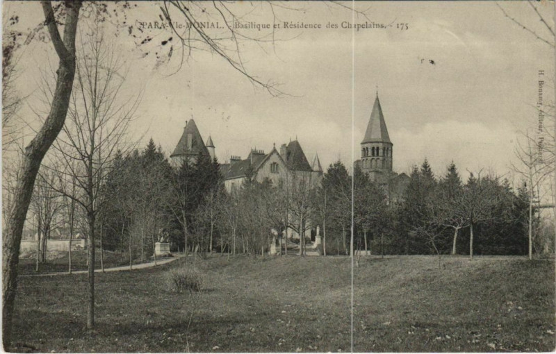 Carte postale ancienne Paray le Monial Basilique et Residence des Chapelains France à Paray-le-Monial