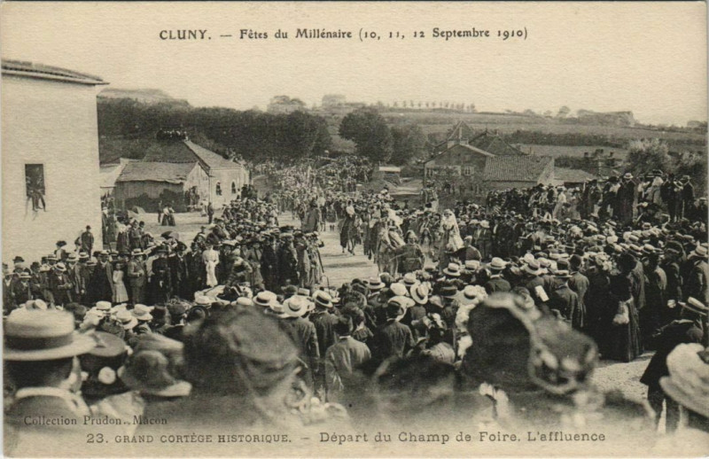 Carte postale ancienne Cluny Depart du Champ de Foire. L'affluence France à Cluny