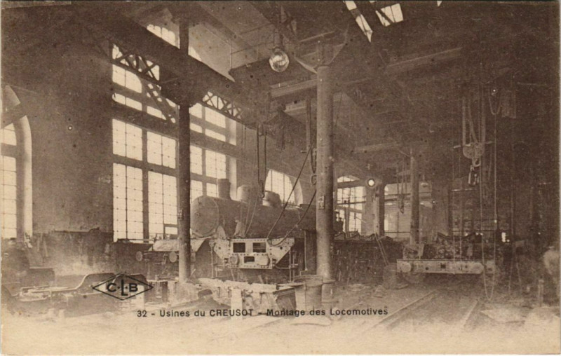 Carte postale ancienne Le Creusot Montage des Locomotives France au Creusot