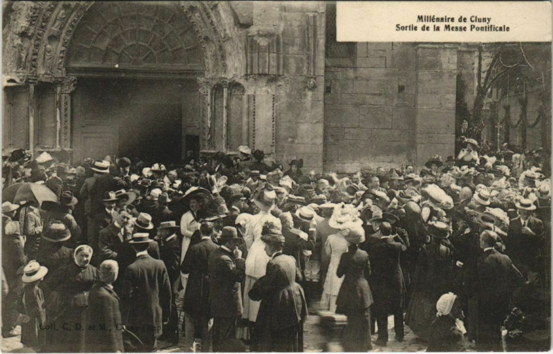 Carte postale ancienne Cluny Sortie de la Messe Pontificale France à Cluny