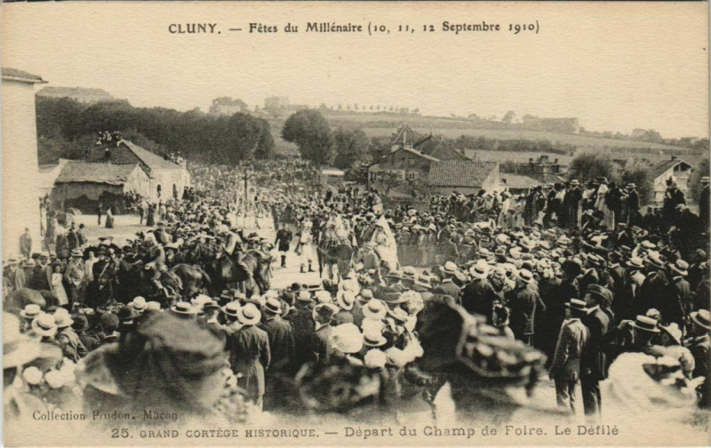 Carte postale ancienne Cluny Depart du Champ de Foire. Le Defile France à Cluny