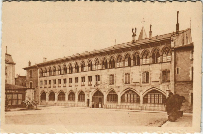 Carte postale ancienne Cluny Ecole des Arts et Metiers France à Cluny
