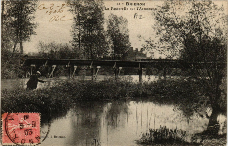 Carte postale ancienne Brienon - La Passerelle sur l'Armancon