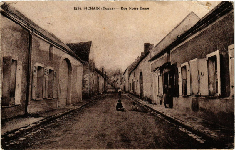 Carte postale ancienne Bichain - Rue N.-D.