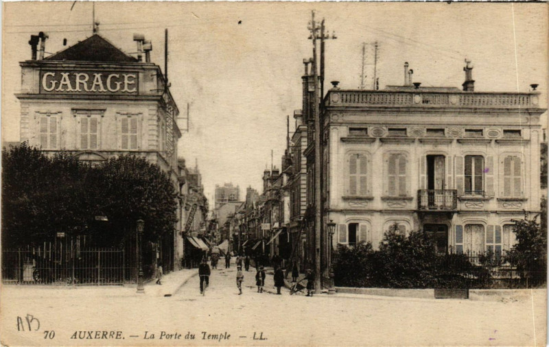Carte postale ancienne Auxerre - La Porte du Temple à Auxerre