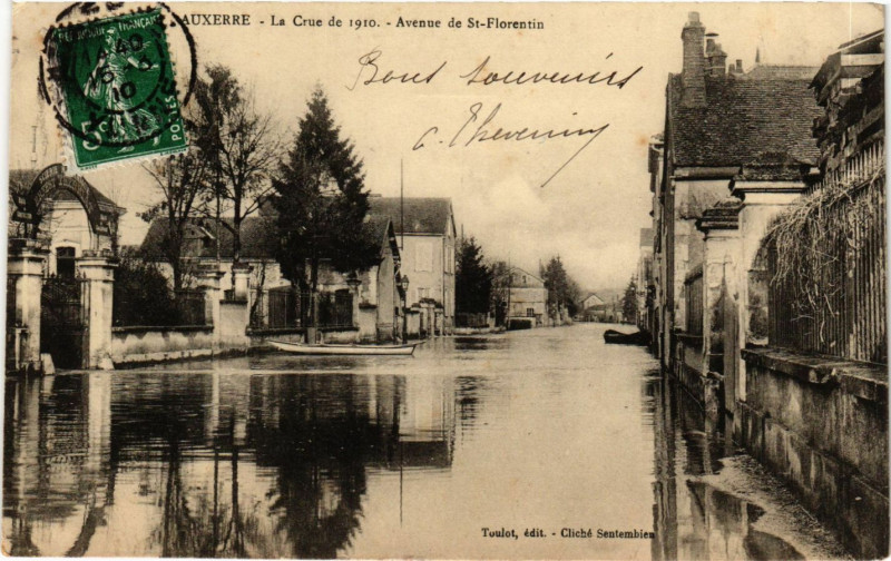 Carte postale ancienne Auxerre - La Crue de 1910 - Avenue de Saint-Florentin à Auxerre