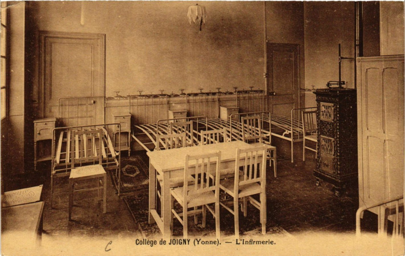 Carte postale ancienne College de Joigny - L'Infirmarie à Joigny