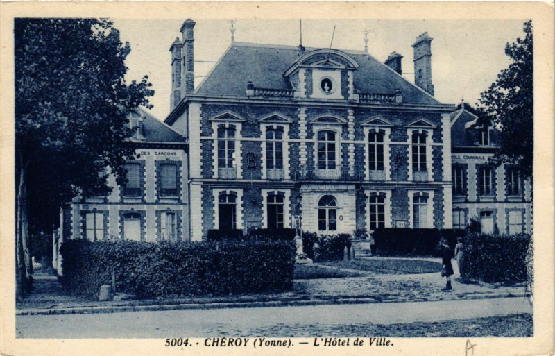 Carte postale ancienne Cheroy - L'Hotel de Ville à Chéroy