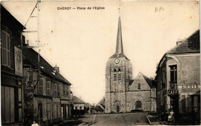 Carte postale ancienne Cheroy - Place de l'Eglise à Chéroy