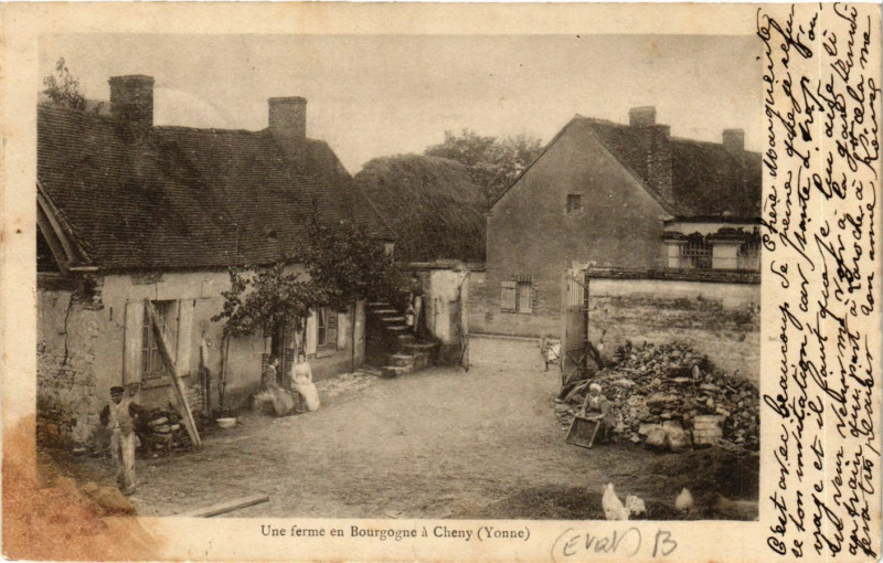 Carte postale ancienne Une ferme en Burgogne a Cheny à Cheny