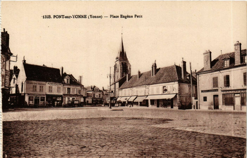 Carte postale ancienne Pont-sur-Yonne - Place Eugene Petit à Pont-sur-Yonne