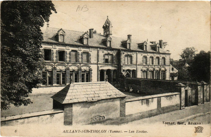 Carte postale ancienne Aillant-sur-Tholon - Les Ecoles