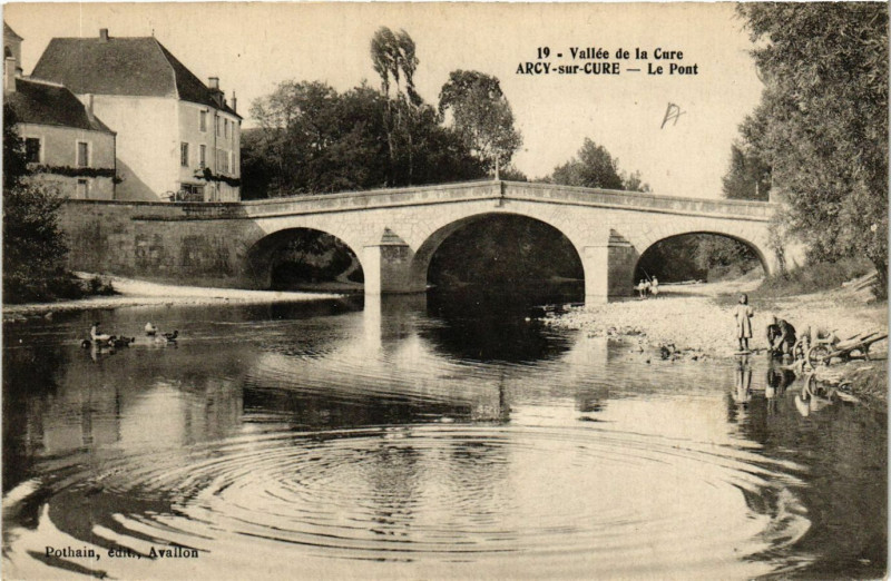 Carte postale ancienne Vallée de la Cure - Arcy-sur-Cure - Le Pont à Arcy-sur-Cure