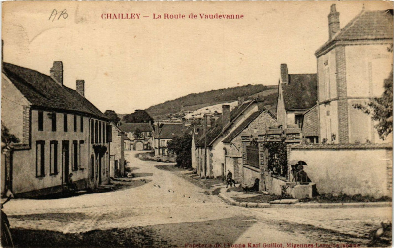 Carte postale ancienne Chailley - La Route de Vaudevanne à Chailley