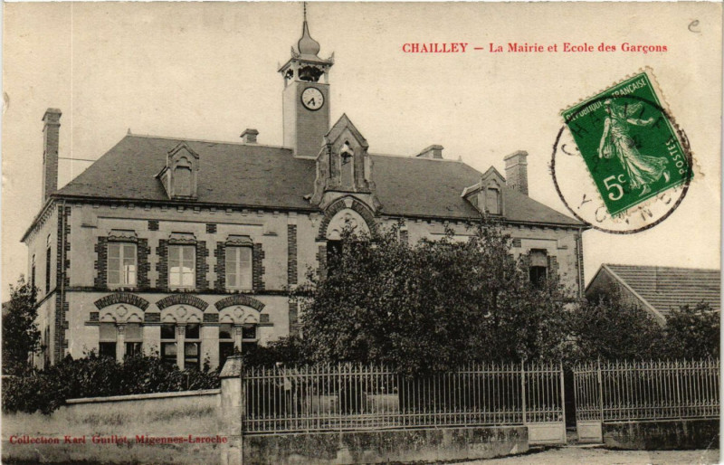 Carte postale ancienne Chailley - La Mairie et Ecole des Garcons à Chailley