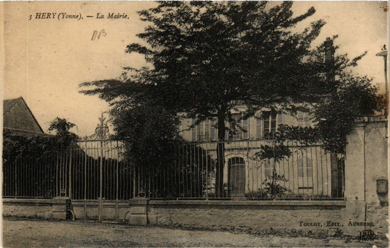 Carte postale ancienne Hery - La Mairie à Héry