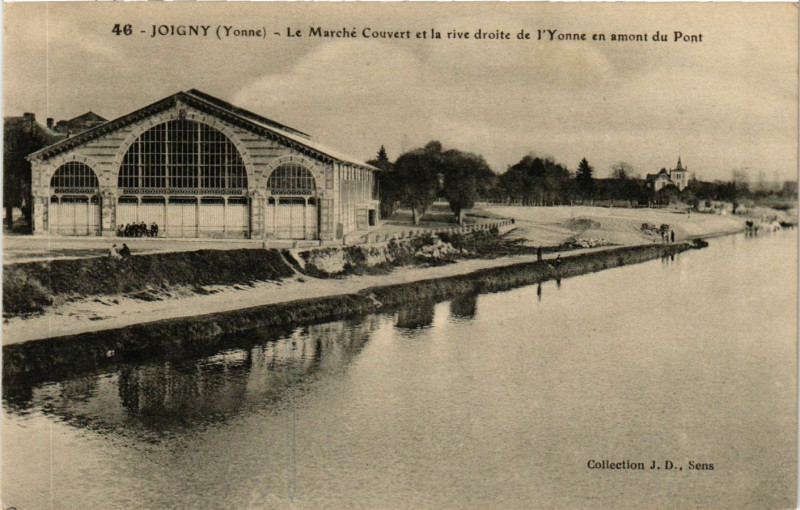 Carte postale ancienne Joigny - Le Marché Couvert et la rive droite de l'Yonne.. à Joigny