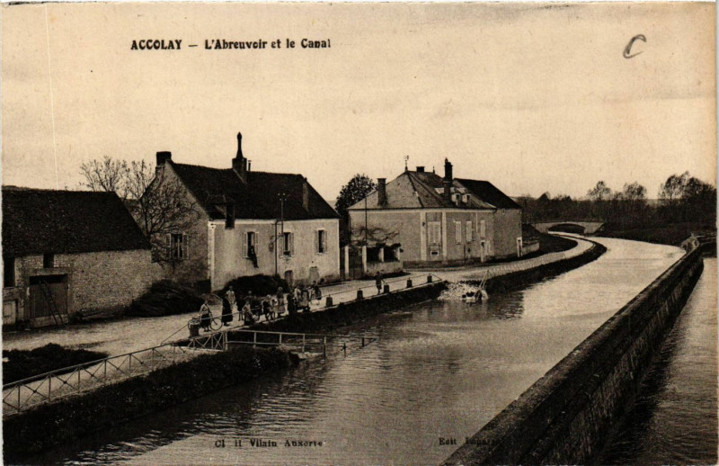 Carte postale ancienne Accolay - L'Abreuvoir et le Canal