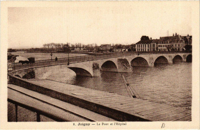 Carte postale ancienne Joigny - Le Pont et l'Hopital à Joigny