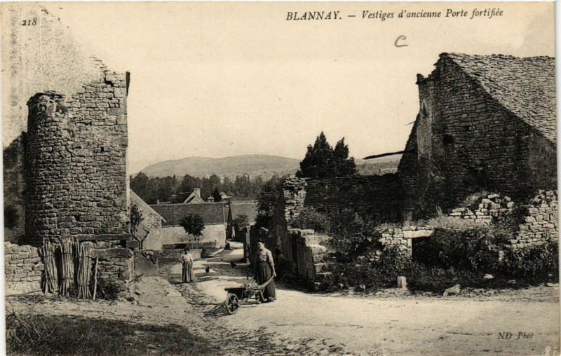Carte postale ancienne Blannay - Vestiges d'ancienne Porte fortifiee à Blannay