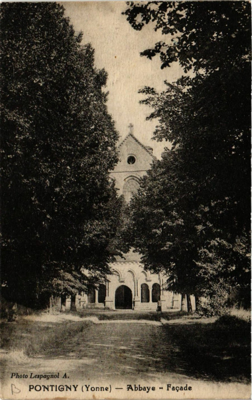 Carte postale ancienne Pontigny - Abbaye - Facade à Pontigny