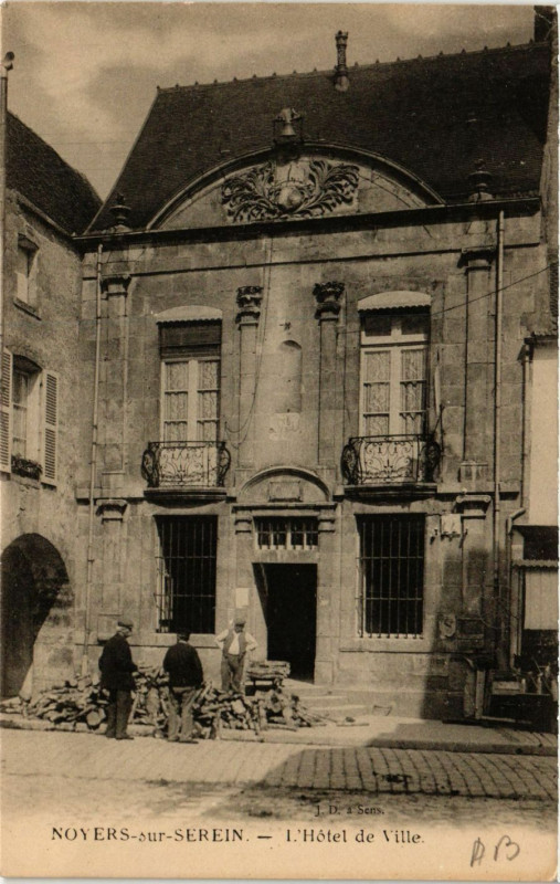 Carte postale ancienne Noyers-sur-Serein - L'Hotel de Ville à Noyers