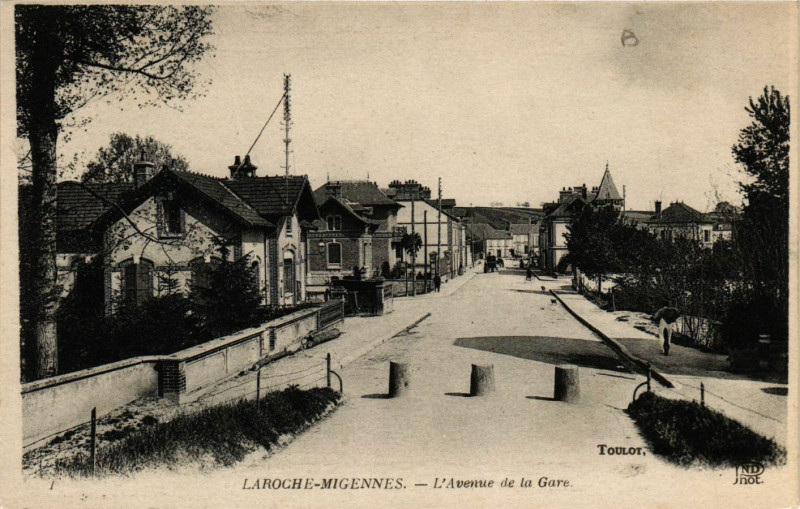 Carte postale ancienne Laroche-Migennes - L'Avenue de la Gare à Migennes