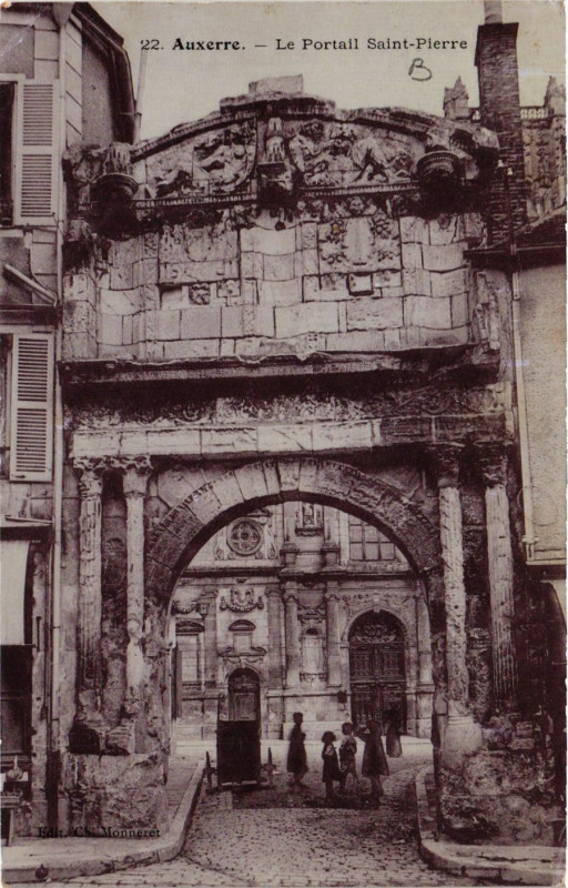 Carte postale ancienne Auxerre - Le Portail Saint-Pierre à Auxerre