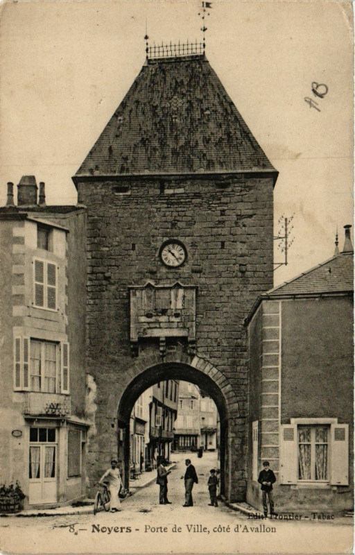Carte postale ancienne Noyers - Porte de Ville coté d'Avallon à Noyers