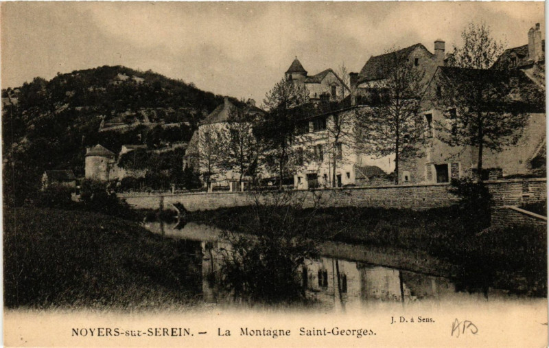 Carte postale ancienne Noyers-sur-Serein - La Montagne Saint-Georges à Noyers