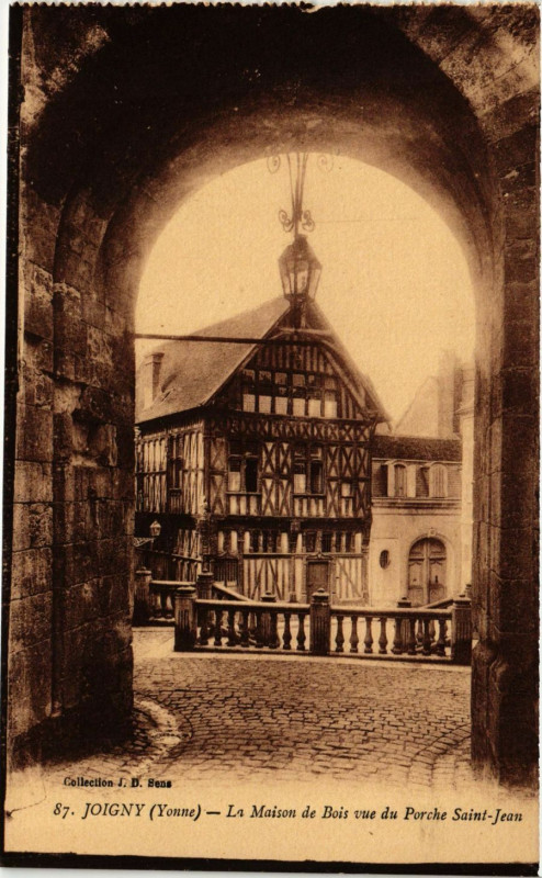 Carte postale ancienne Joigny - La Maison de Bois vue du Porche Saint-Jean à Joigny