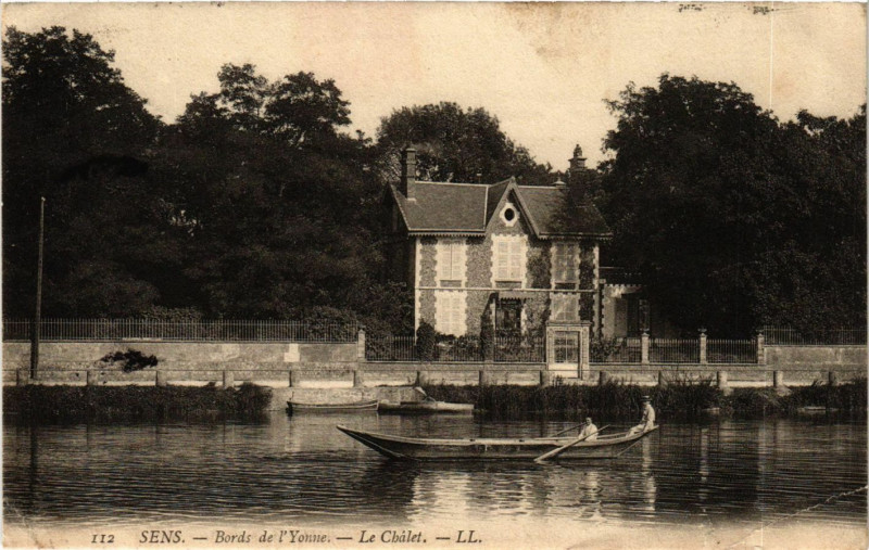 Carte postale ancienne Sens - Bords de l'Yonne - Le Chalet à Sens