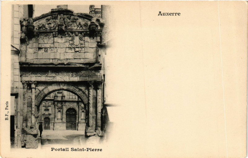 Carte postale ancienne Auxerre - Portail Saint-Pierre à Auxerre