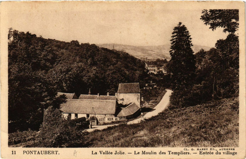 Carte postale ancienne Pontaubert - La Vallée Jolie - Le Moulin des Templiers - Entrée du à Pontaubert