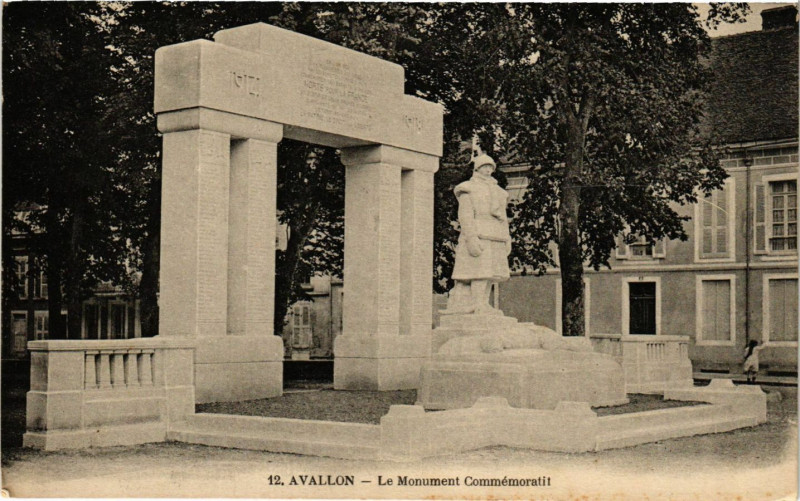 Carte postale ancienne Avallon - Le Monument Commémoratif à Avallon