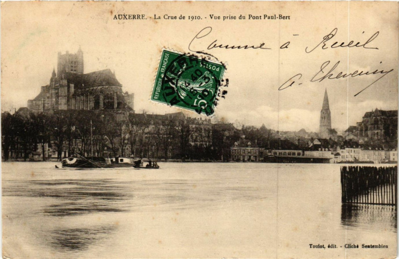 Carte postale ancienne Auxerre - La Crue de 1910 - Vue prise du Pont Paul-Bert à Auxerre