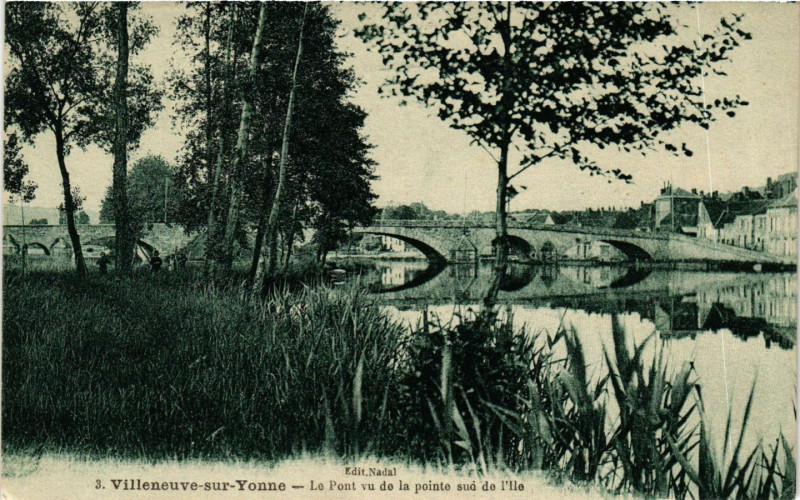 Carte postale ancienne Villeneuve-sur-Yonne - Le Pont vu de la pointe sud de l'Ile à Villeneuve-sur-Yonne