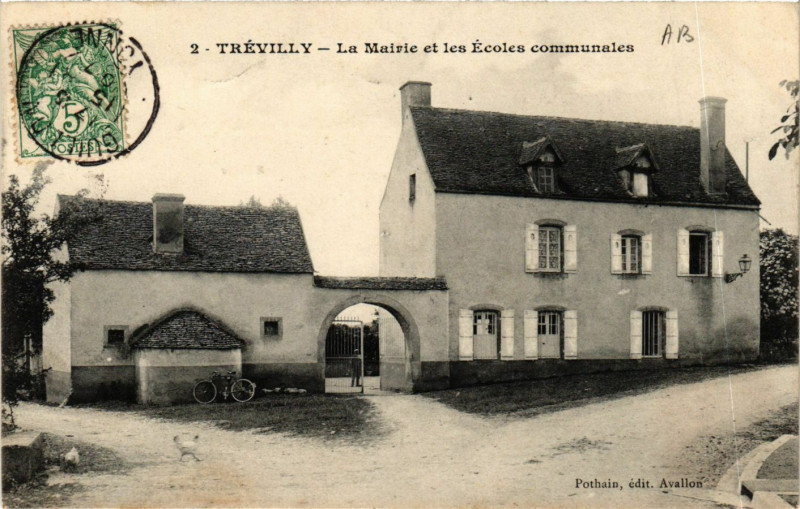 Carte postale ancienne Trévilly - La Mairie et les Ecoles communales à Villy