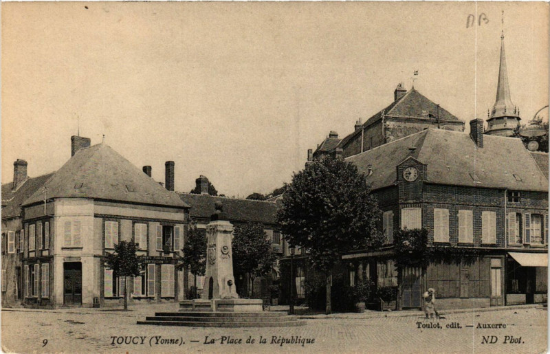 Carte postale ancienne Toucy - La Place de la République à Toucy