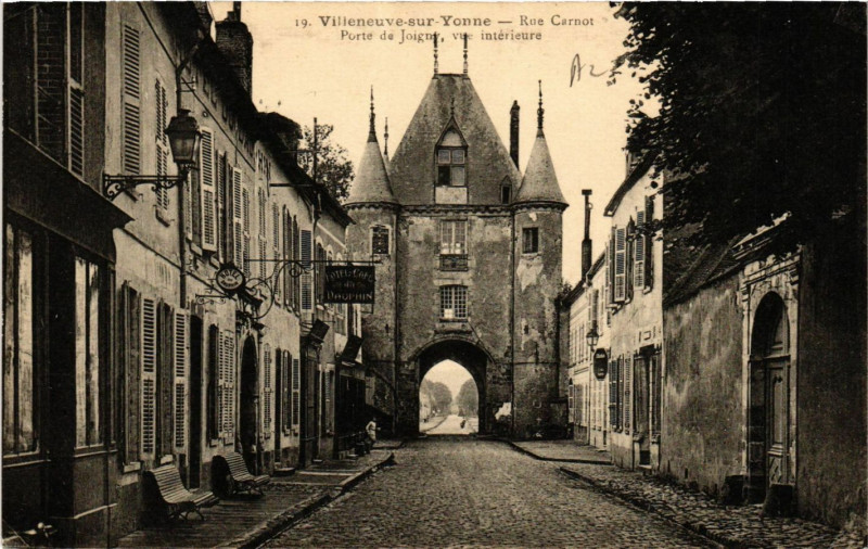Carte postale ancienne Villeneuve-sur-Yonne - Rue Carnot - Porte de Joigny vue intérieure à Villeneuve-sur-Yonne