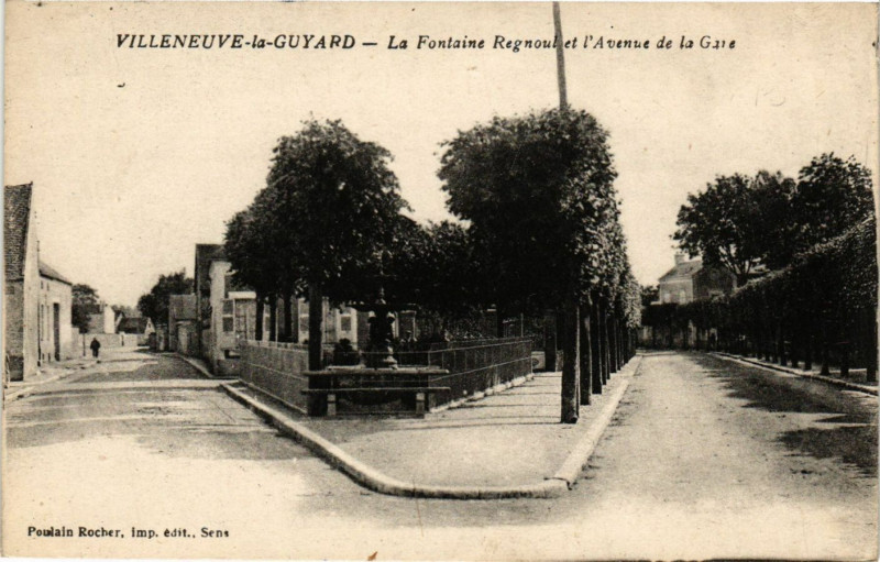 Carte postale ancienne Villeneuve-la-Guyard - La Fontaine Regnoul et l'Avenue de la Gare à Villeneuve-la-Guyard